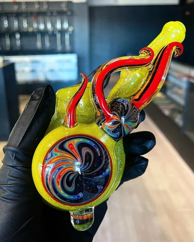 Peetwice – Yellow Crushed Opal Dichroic Rainbow Wigwag with Side Disclock (6 “)